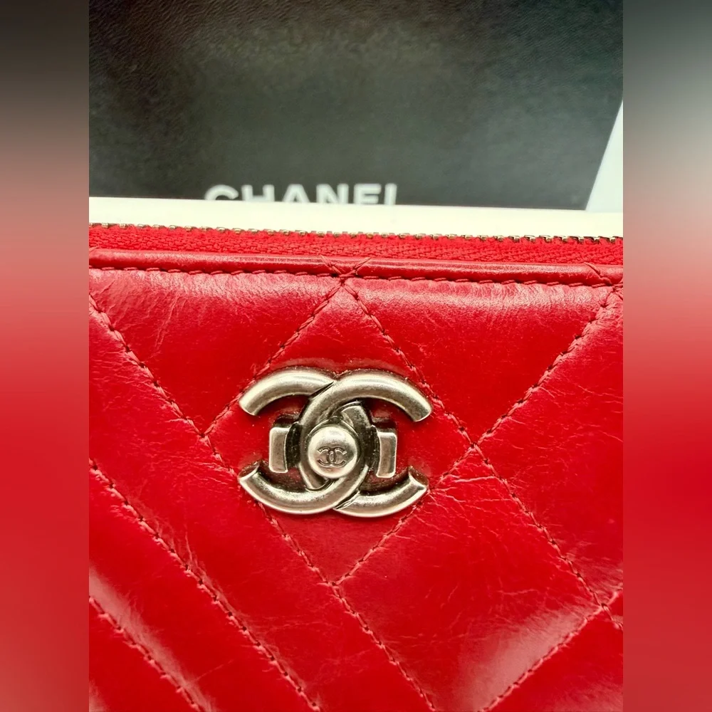 A+ Condition CHANEL Quilted red leather zip-around wallet w/box